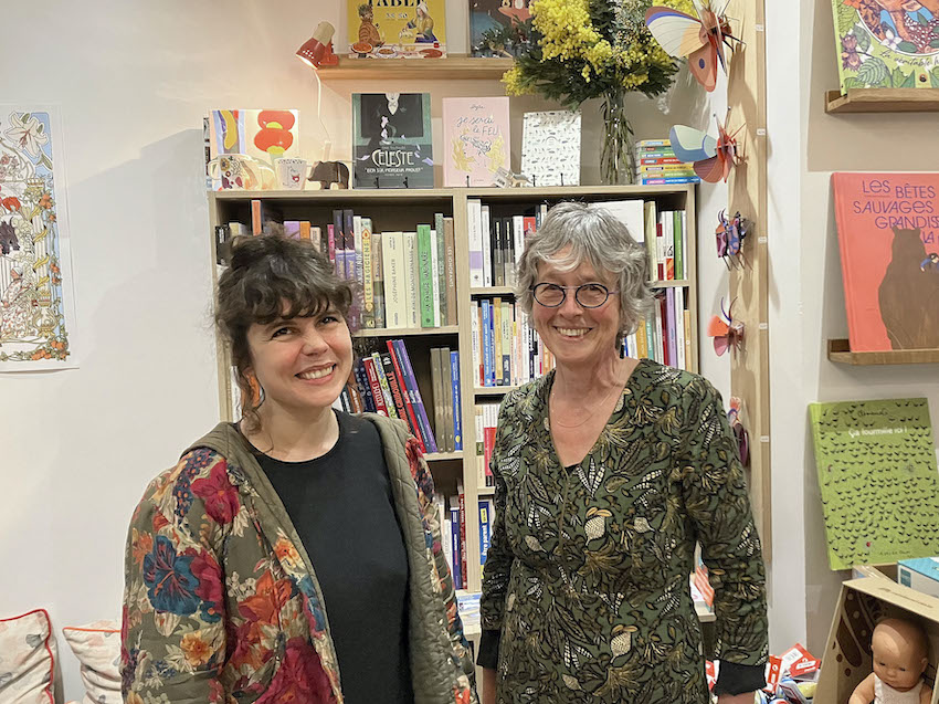 Photo de Claire Gallais et Adèle Feltgen dans leur librairie Cerise & moineaux